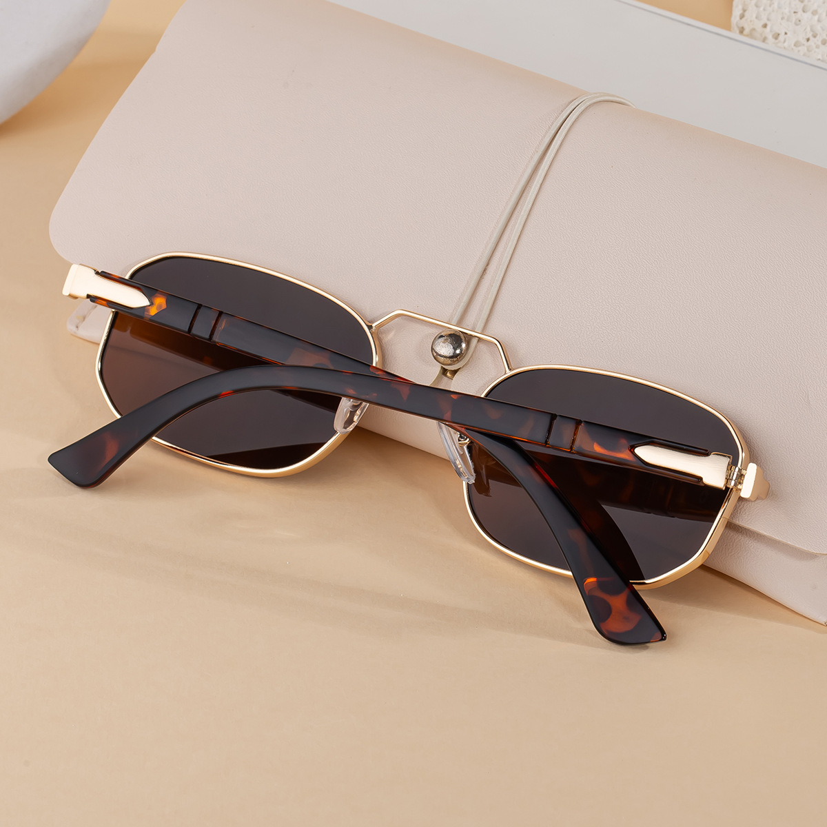 New Unisex Retro Square Sunglasses with Metal Frame – Trendy Fashion UV400 Sun Glasses for Men & Women Details and Specifications