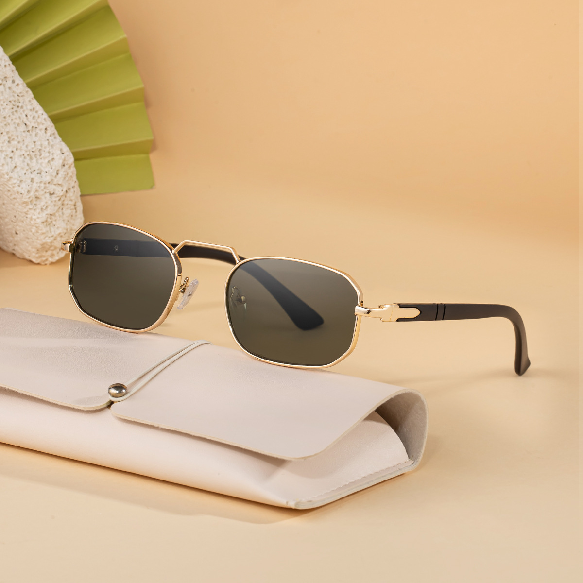 New Unisex Retro Square Sunglasses with Metal Frame – Trendy Fashion UV400 Sun Glasses for Men & Women Custom Eyewear