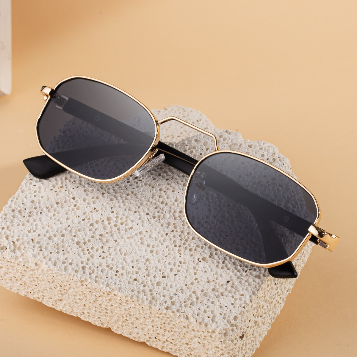 New Unisex Retro Square Sunglasses with Metal Frame – Trendy Fashion UV400 Sun Glasses for Men & Women Custom Eyewear